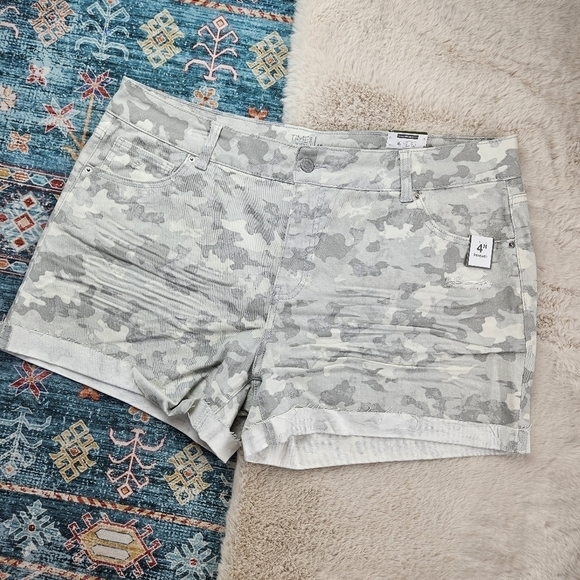 Time and Tru Women’s Mid Rise Frayed Hem Denim Shorts Camo 18 - Picture 5 of 10